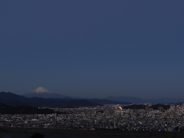 2013年元旦の富士山10｜ホッキョクグマと三角コーン
