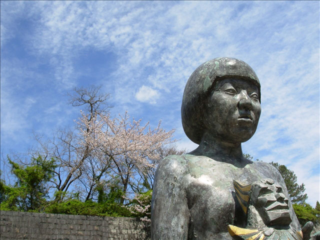 番外写真館桜30｜ホッキョクグマと三角コーン